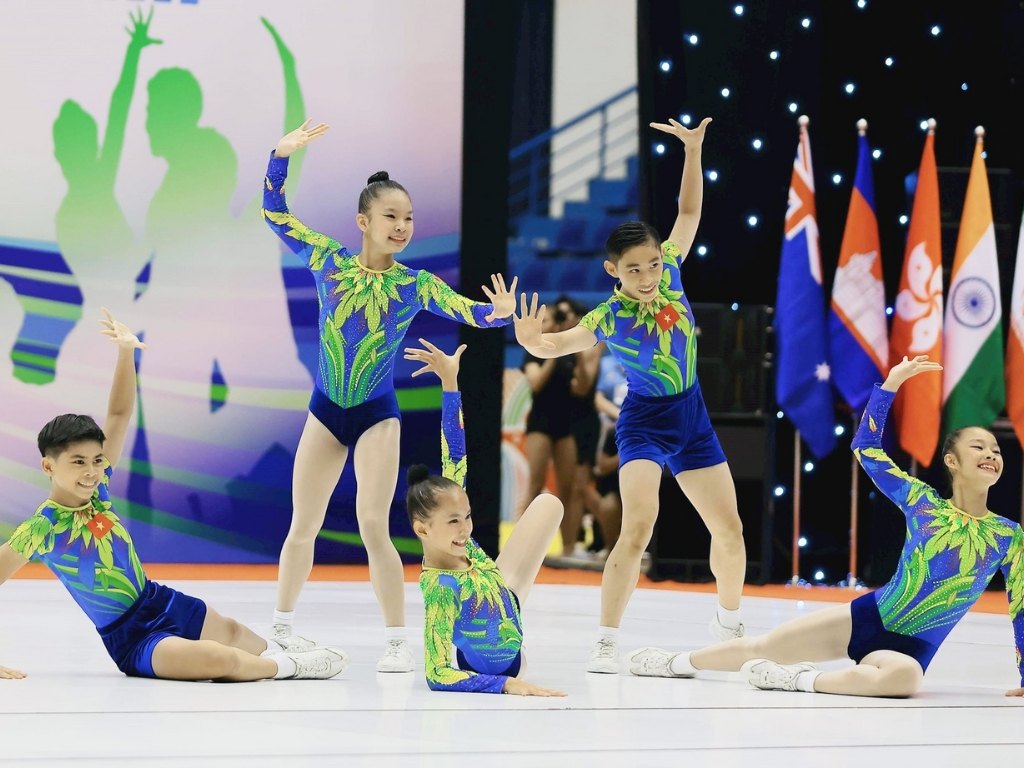 Bộ đồ tập aerobic đẹp có thiết kế họa tiết nhiệt đới rực rỡ