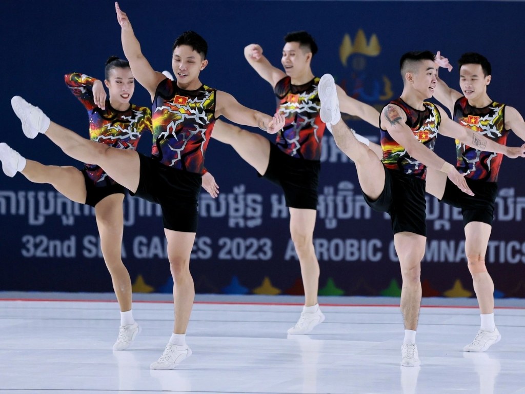 Việc chọn đúng áo tập aerobic giúp hỗ trợ vận động linh hoạt