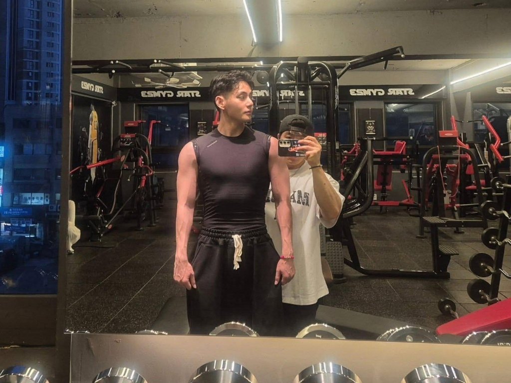 Áo tập gym có độ co giãn tốt giúp tôn body của V (BTS)