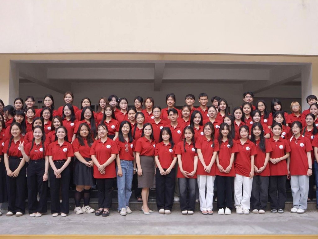 Áo lớp polo mang lại vẻ ngoài vừa chỉn chu vừa năng động