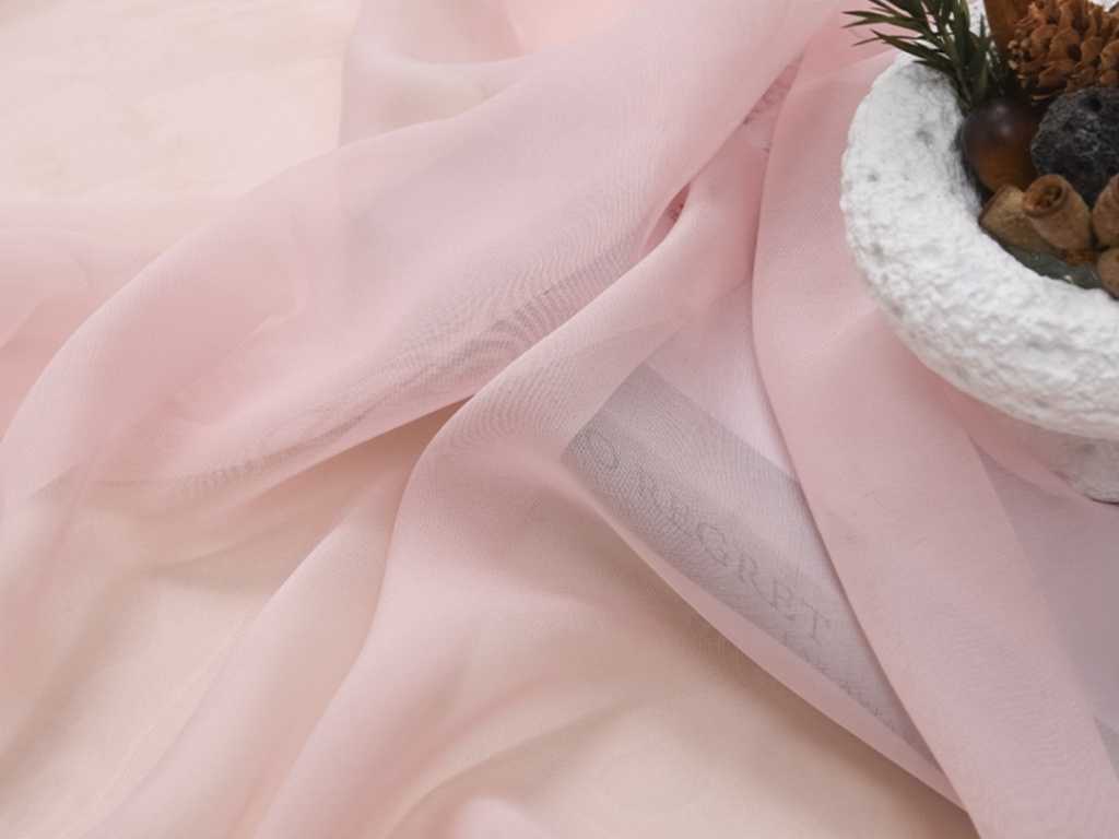 Bạn nên chọn váy đi biển có chất liệu mỏng, nhẹ và thoáng mát