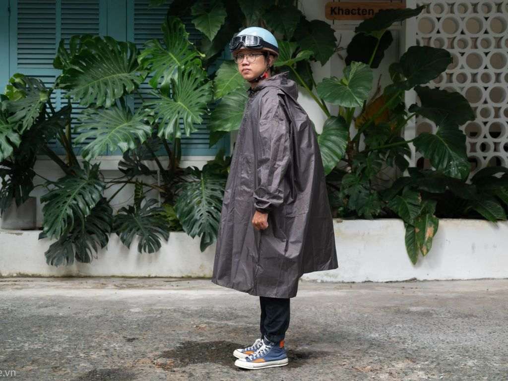 Tà trước của áo mưa bọc thường được may dài và rộng hơn