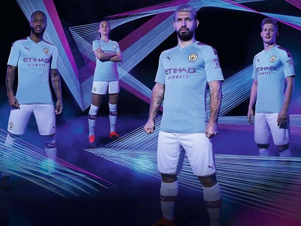 Áo Manchester City 19/20 cổ tim là một trong các mẫu áo đá bóng đẹp 2019