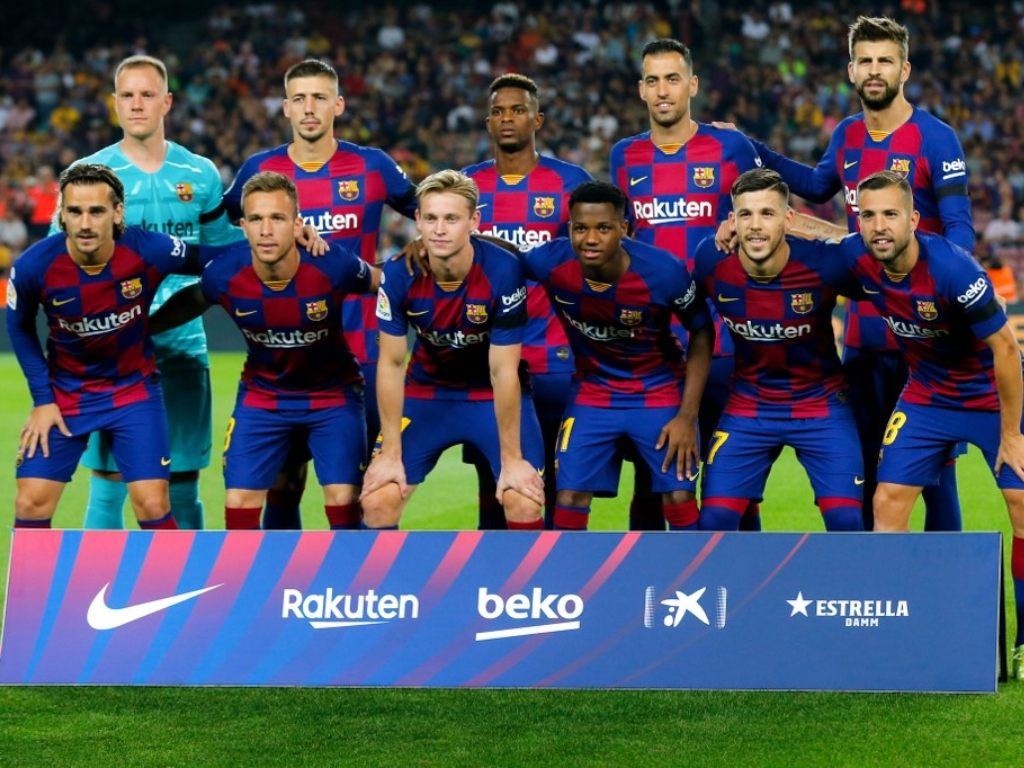 Áo Barcelona 19/20 với họa tiết ô vuông là một trong các mẫu áo đá bóng đẹp 2019