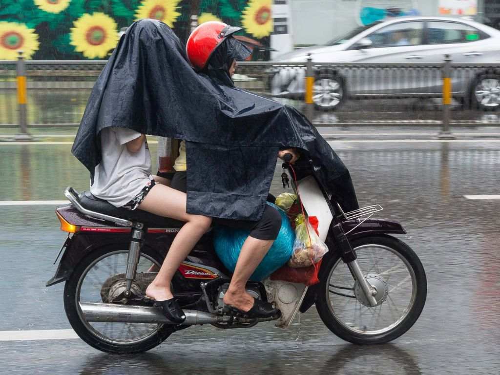 Áo mưa tốt giúp bạn che mưa khi đi ngoài trời