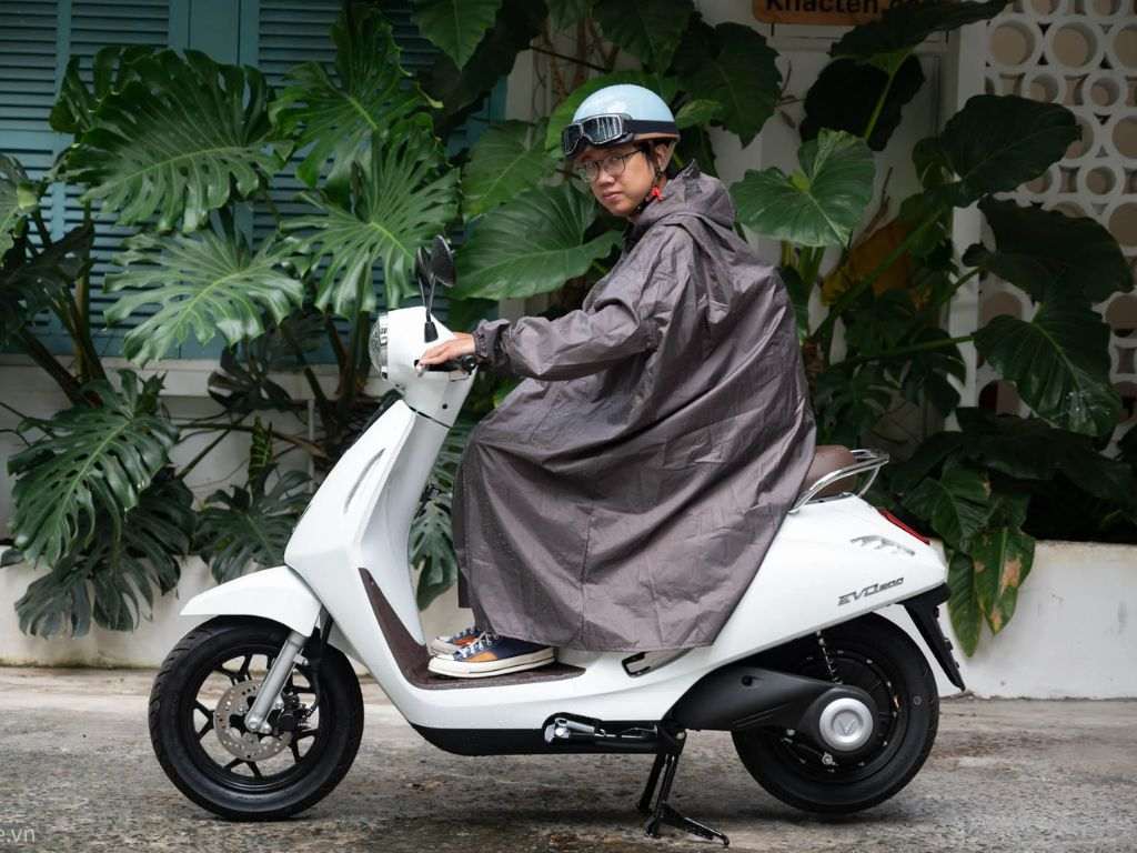 Bạn nên vệ sinh bộ quần áo đi mưa cao cấp ngay sau khi sử dụng