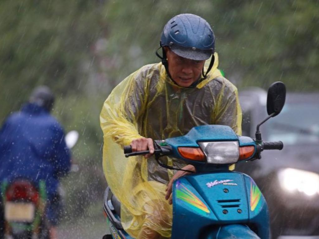 Áo mưa trong suốt tiếp tục là một lựa chọn phá cách