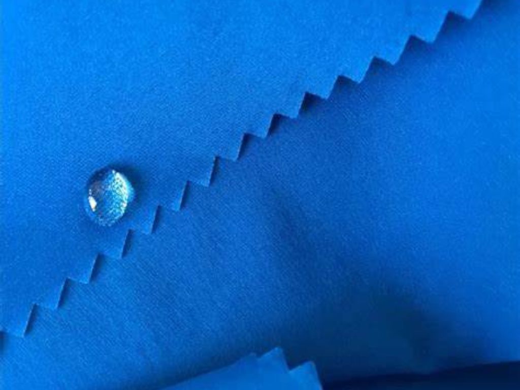Bạn nên ưu tiên vải dù khi chọn áo mưa