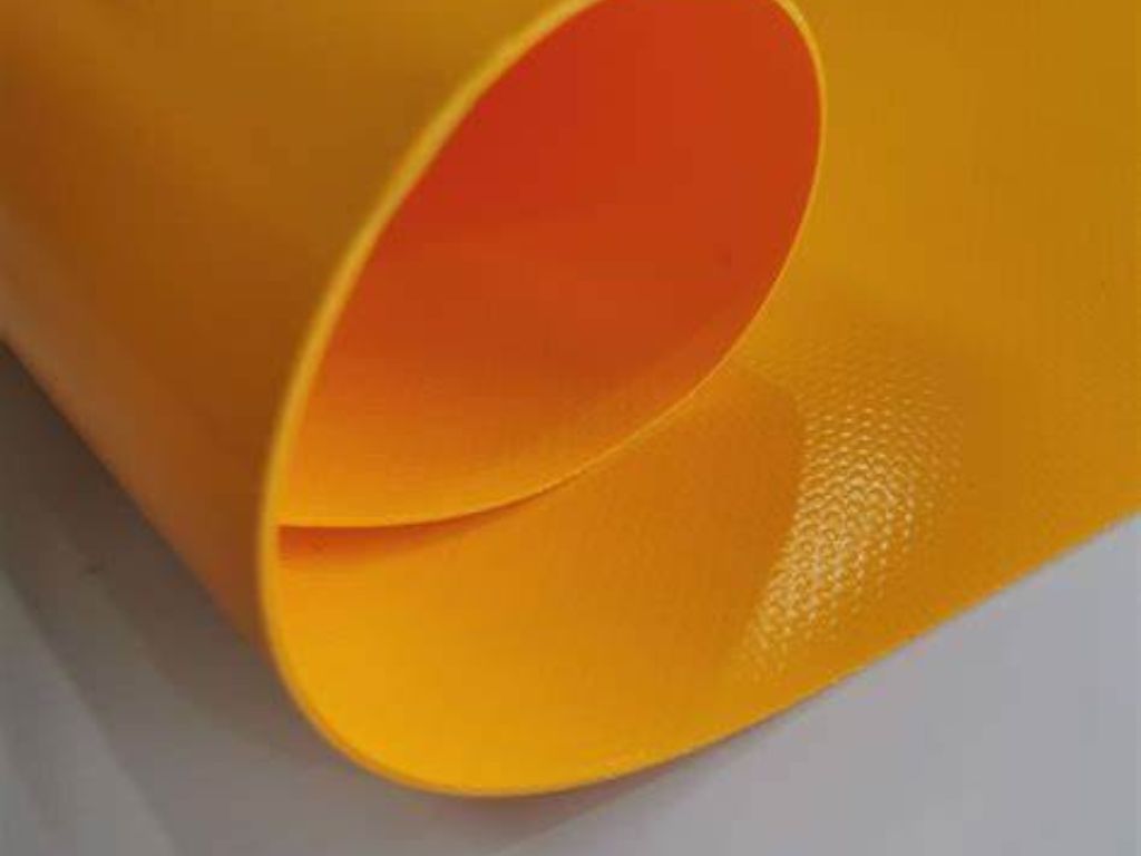Bạn nên ưu tiên chất liệu tốt khi mua áo mưa