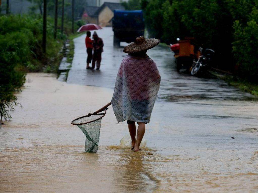 Áo mưa poncho là dạng áo choàng không có tay