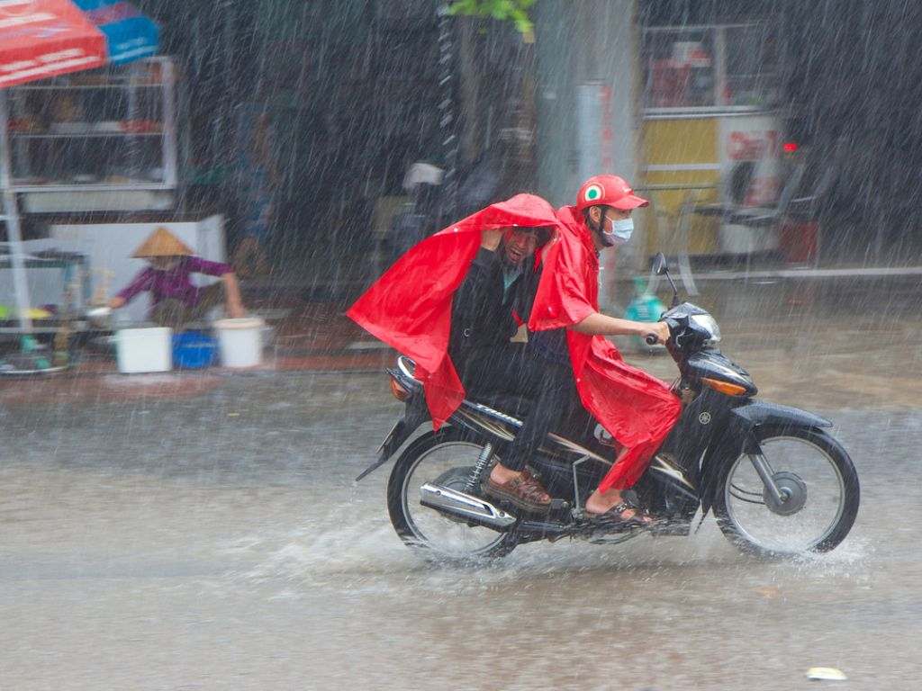 Ngay sau khi về đến nhà bạn nên để áo mưa khô ráo