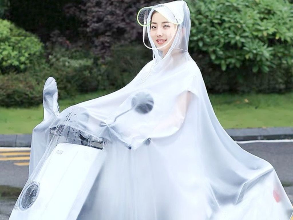 Sự trong suốt của chiếc áo mưa giúp bạn nhìn thấy tất cả