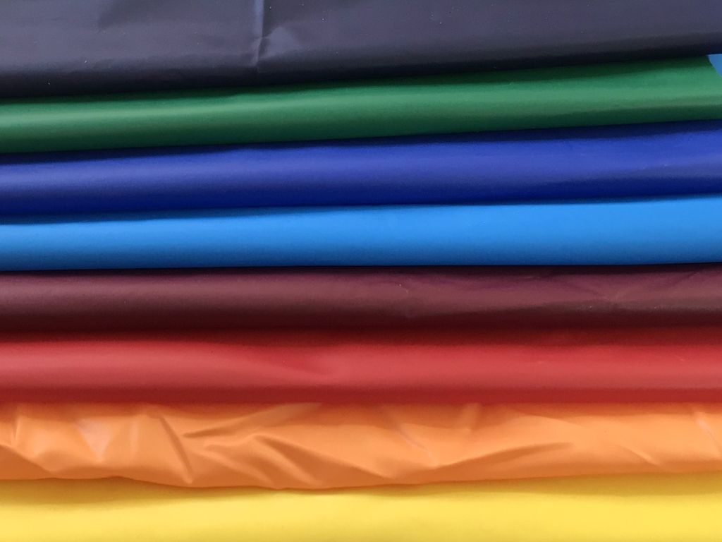 Nhiều mẫu áo mưa bộ nhựa trong được sản xuất từ chất liệu nhựa