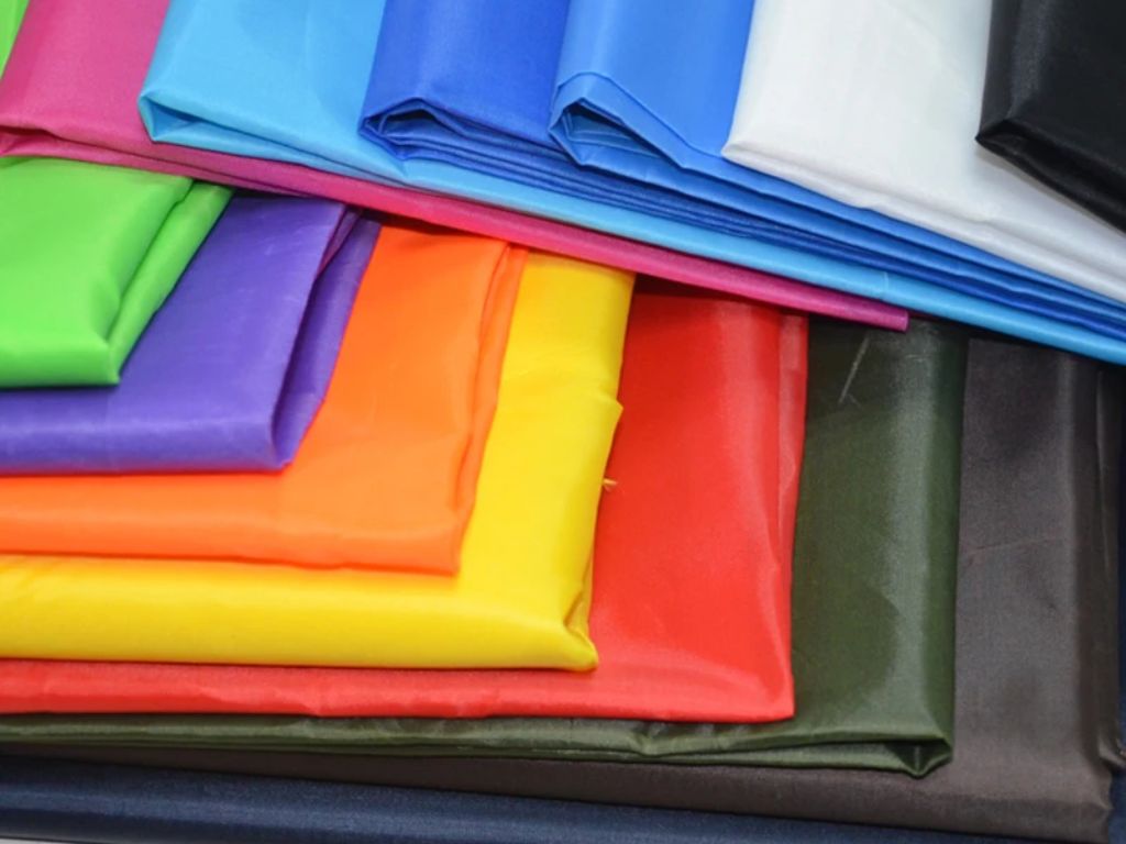 Chất liệu chính thường là nhựa PVC