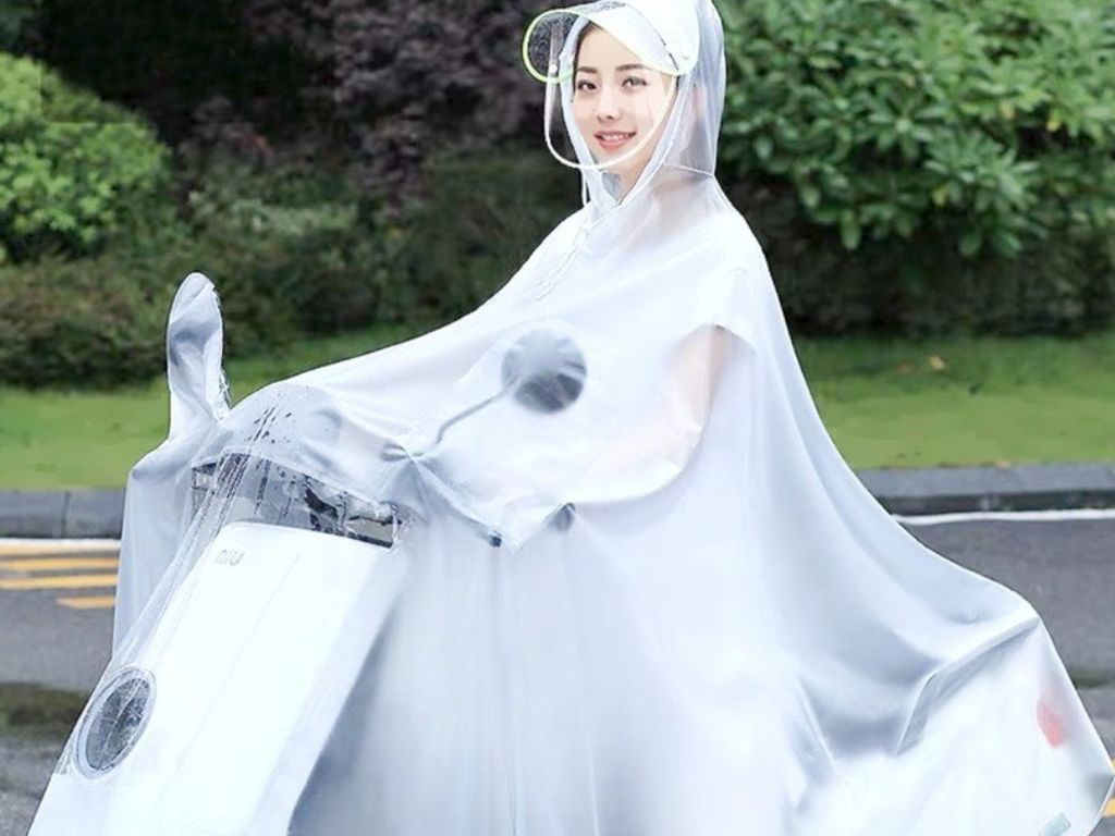 Áo mưa nhựa nhẹ hơn nhiều so với áo mưa PVC