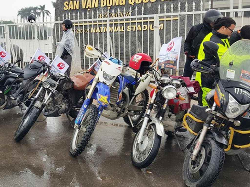 Mũ áo phải tương thích với việc đội mũ bảo hiểm của bạn