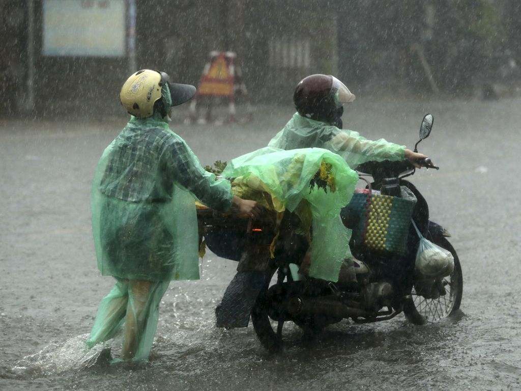 Một bộ áo mưa đi bộ bao gồm cả áo và quần rời