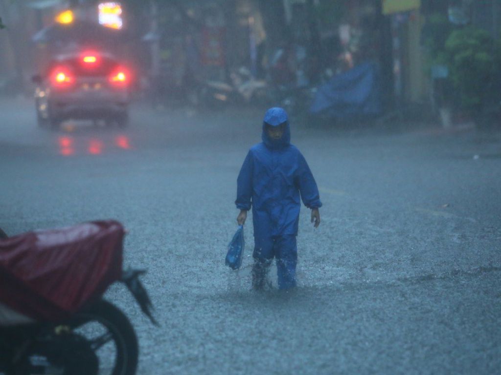 Áo mưa đi phượt dạng bộ là một yêu cầu bắt buộc