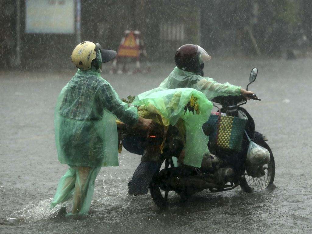Áo mưa măng tô, hay còn gọi là áo mưa dáng dài