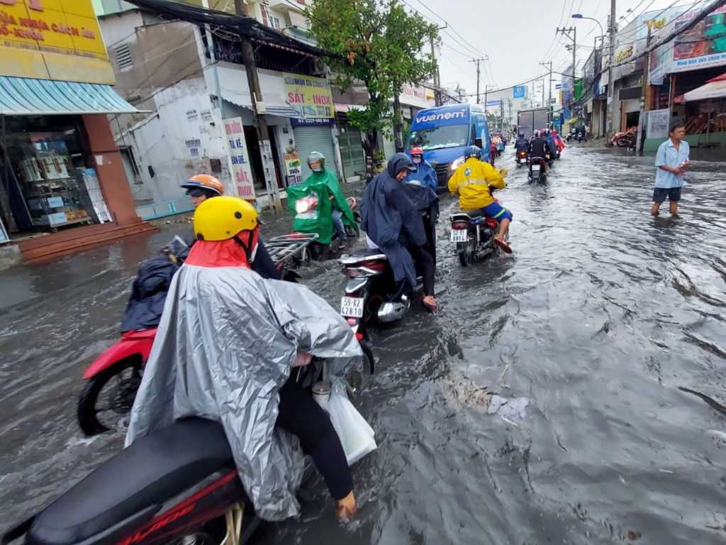 Một chiếc áo mưa đi xe máy cao cấp giúp bảo vệ bạn