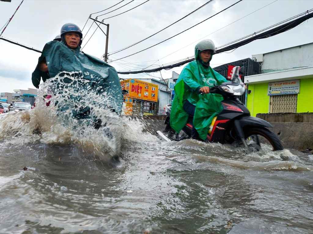Áo mưa cánh dơi, hay còn gọi là áo mưa poncho