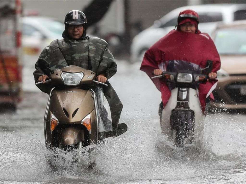 Bộ quần áo mưa dành cho người đi xe máy thường thiết kế đơn giản