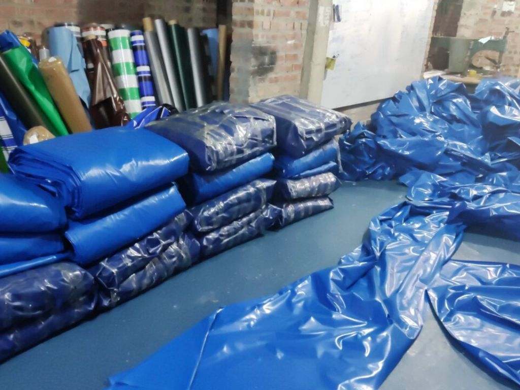 Bộ quần áo mưa thường sử dụng vải dày dặn