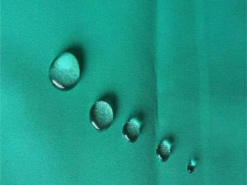 Bạn nên lựa chọn áo mưa có chất liệu vải dày dặn