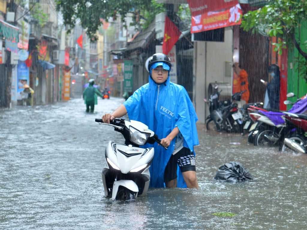 Địa chỉ mua áo mưa uy tín giúp bạn giải quyết vấn đề đi mưa