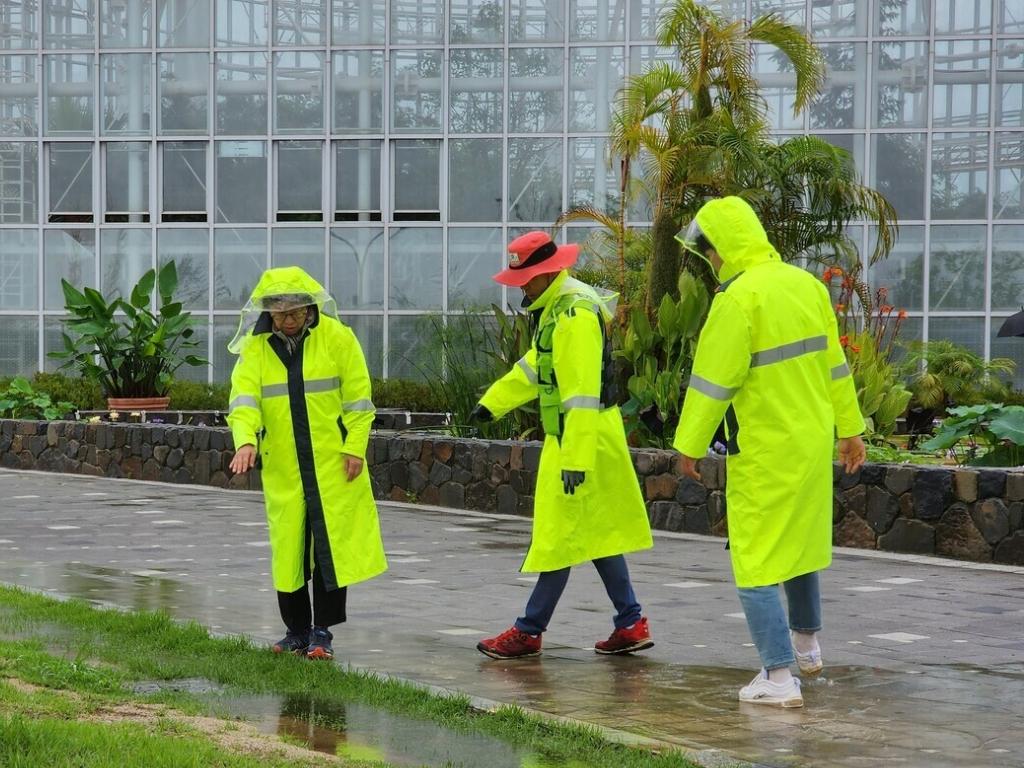 Bạn nên chọn áo mưa phản quang Hàn Quốc có kích thước rộng rãi hơn một chút