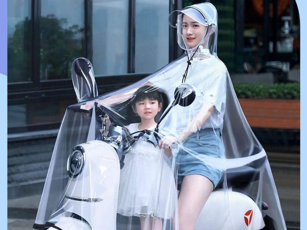 Áo mưa giúp bạn giữ lớp trang điểm