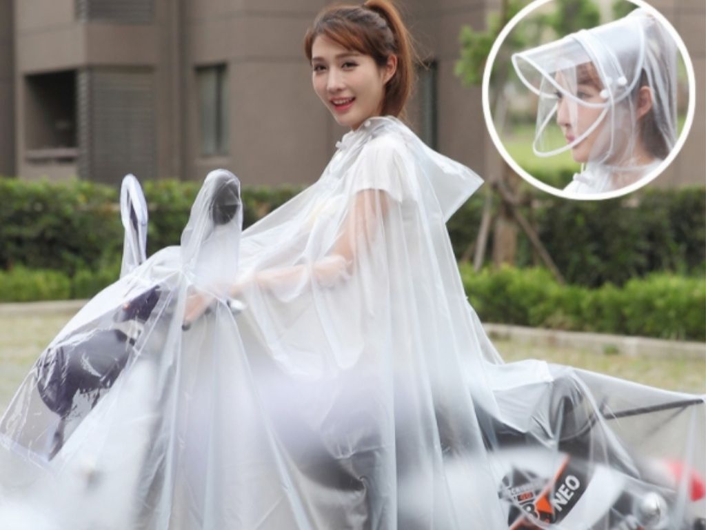 Các khu chợ đầu mối lớn như chợ sẽ cung cấp áo mưa cho bạn