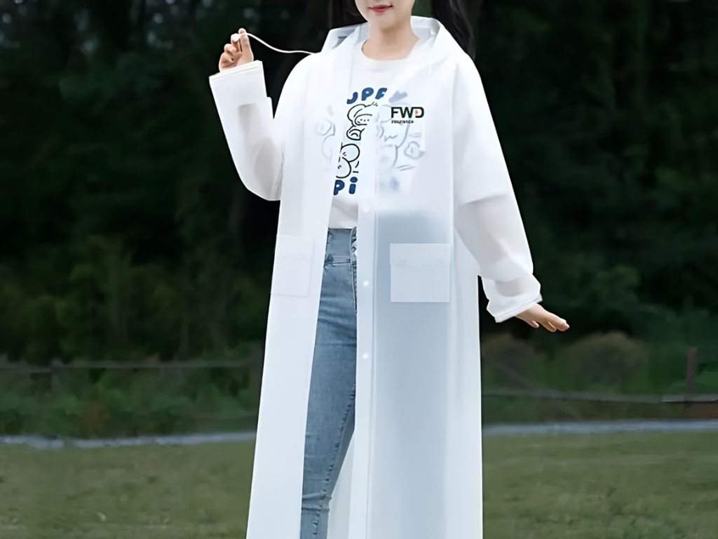 Với thiết kế rộng rãi, thoải mái, áo mưa poncho trắng mang đến vẻ trẻ trung