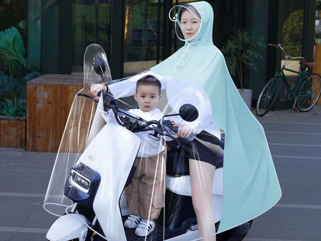 Những giọt nước mưa long lanh đọng lại trên bề mặt áo trong veo