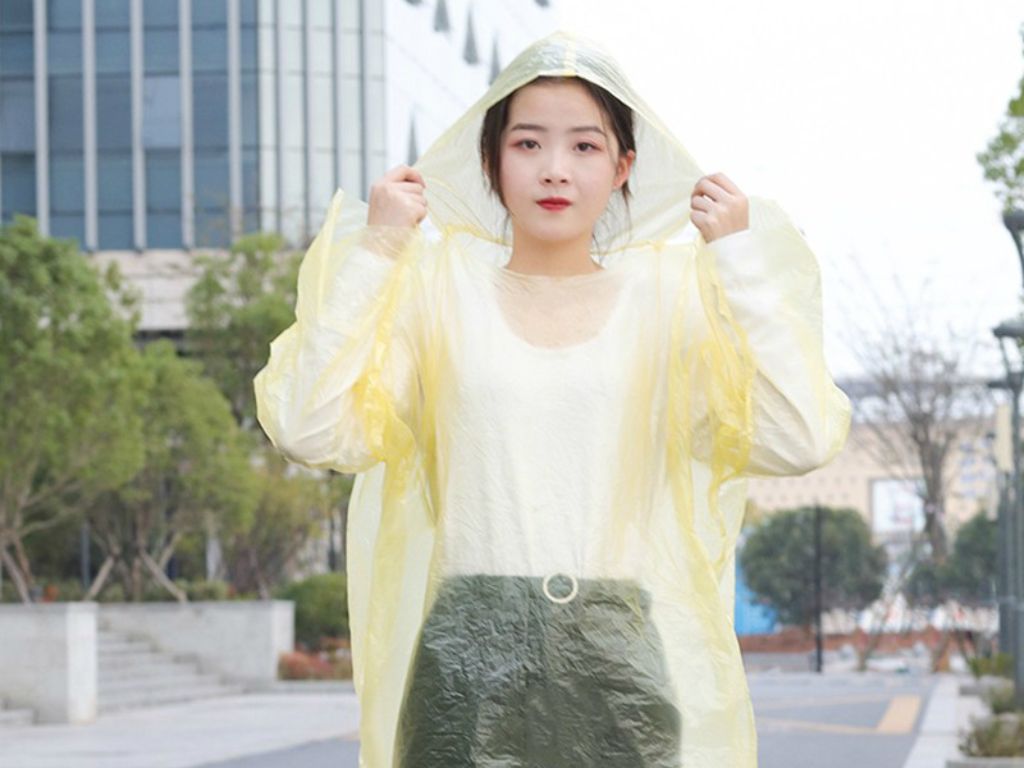 Sự tiện lợi của áo mưa mặc 1 lần