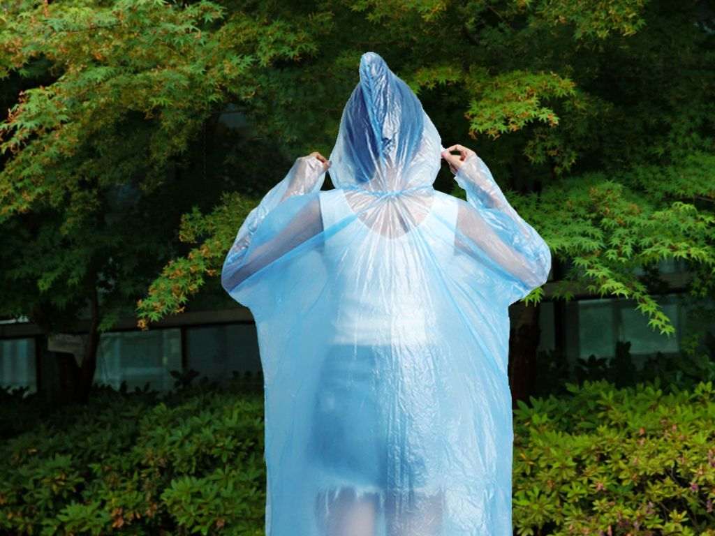 Áo mưa dùng 1 lần trở thành một người bạn đồng hành