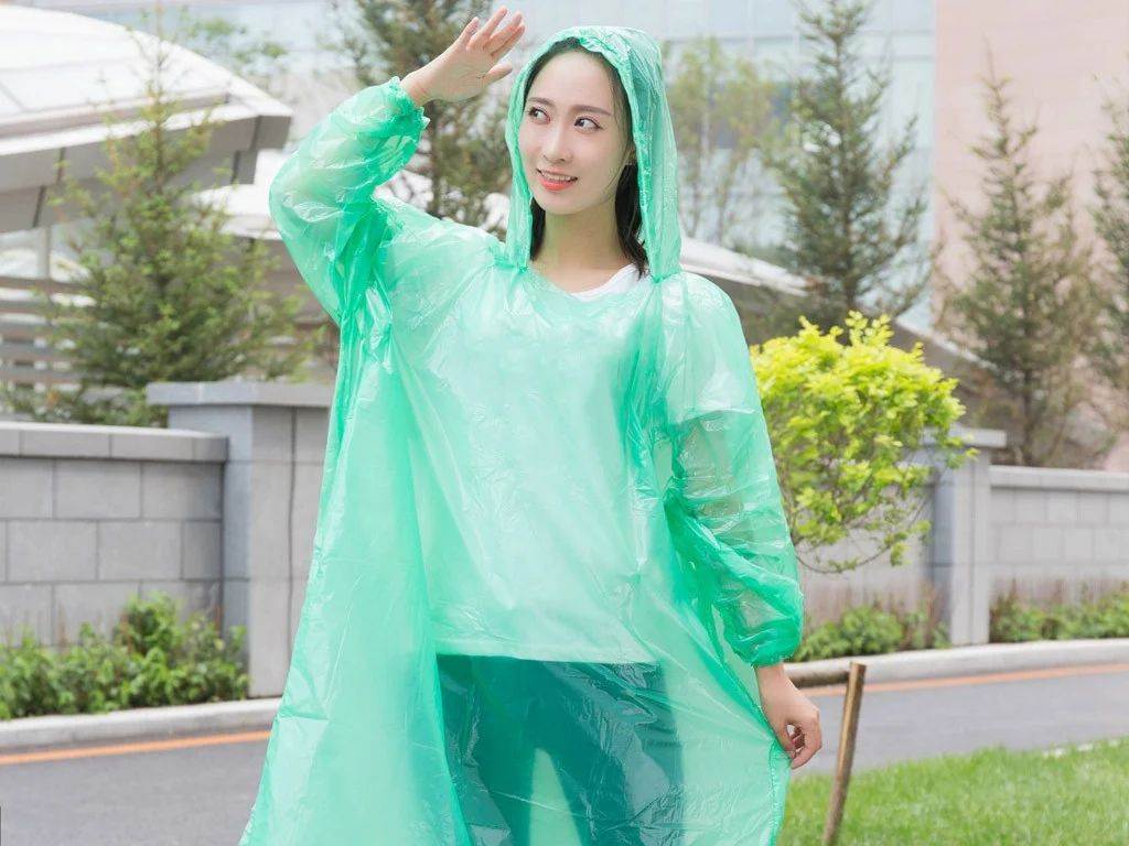 Bạn nên sử dụng áo mưa một cách hợp lý