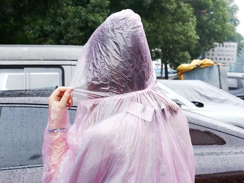 Áo mưa 1 lần là loại áo mưa được thiết kế mỏng nhẹ