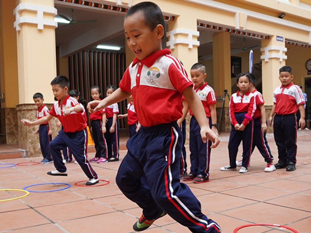Phụ huynh nên chọn mua đồ thể dục cho kích cỡ rộng hơn một chút cho con