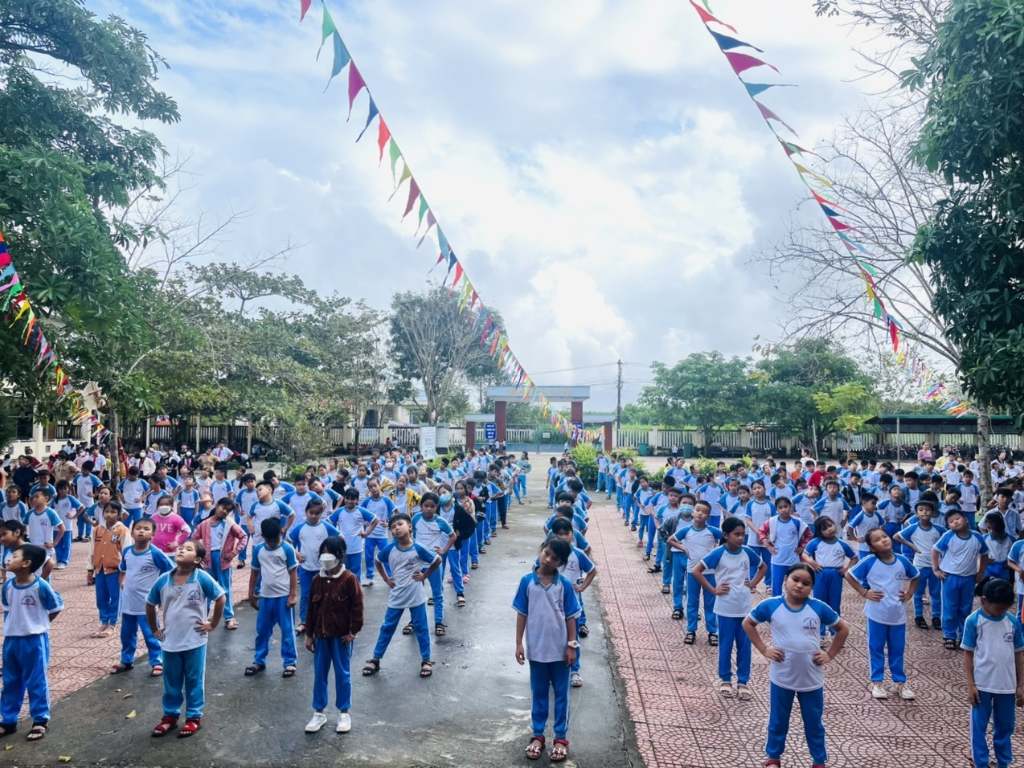 Đồng phục thể dục học sinh cho các bé Tiểu học