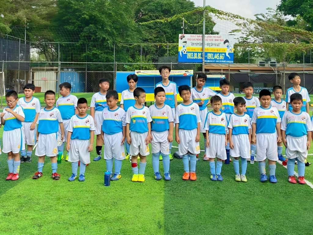 Bạn nên chọn quần áo thể thao học sinh có kích thước lớn hơn một chút so với cơ thể