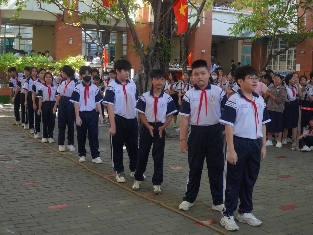 Bạn nên chọn bộ đồ thể dục học sinh cấp 2 vừa vặn với cơ thể của con