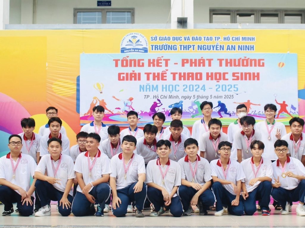 Đồng phục thể dục THPT có thiết kế đơn giản và tinh tế