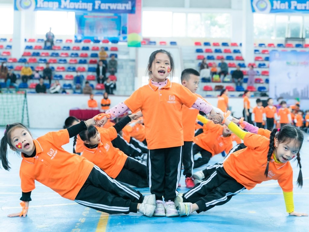 Mẫu đồng phục thể dục học sinh kiểu áo polo kết hợp quần thể thao