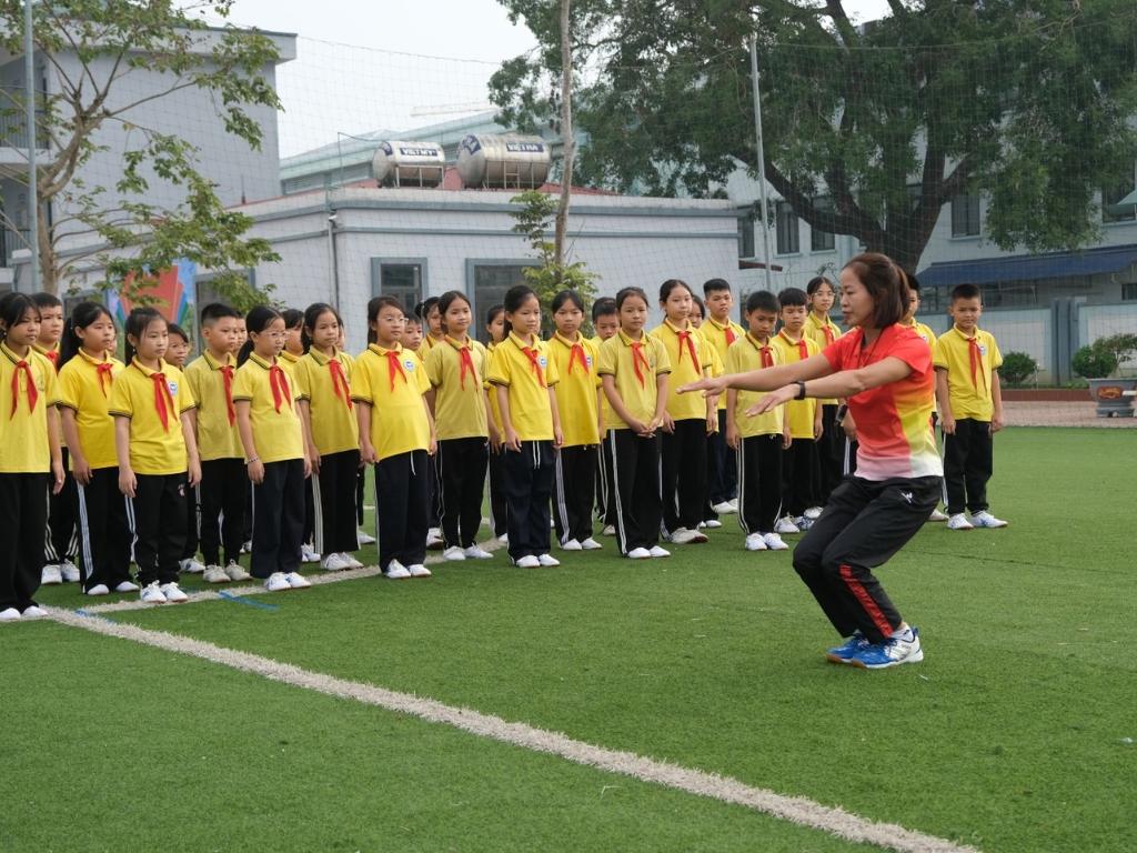 Khi mua đồ thể dục học sinh cần tuân thủ đúng quy định của nhà trường