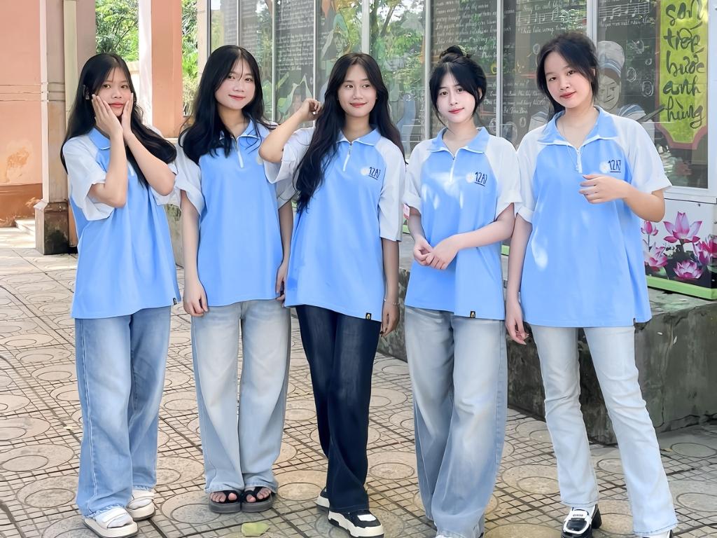 Mẫu áo lớp có cổ phối màu độc đáo dành cho những thành viên thích sự phá cách