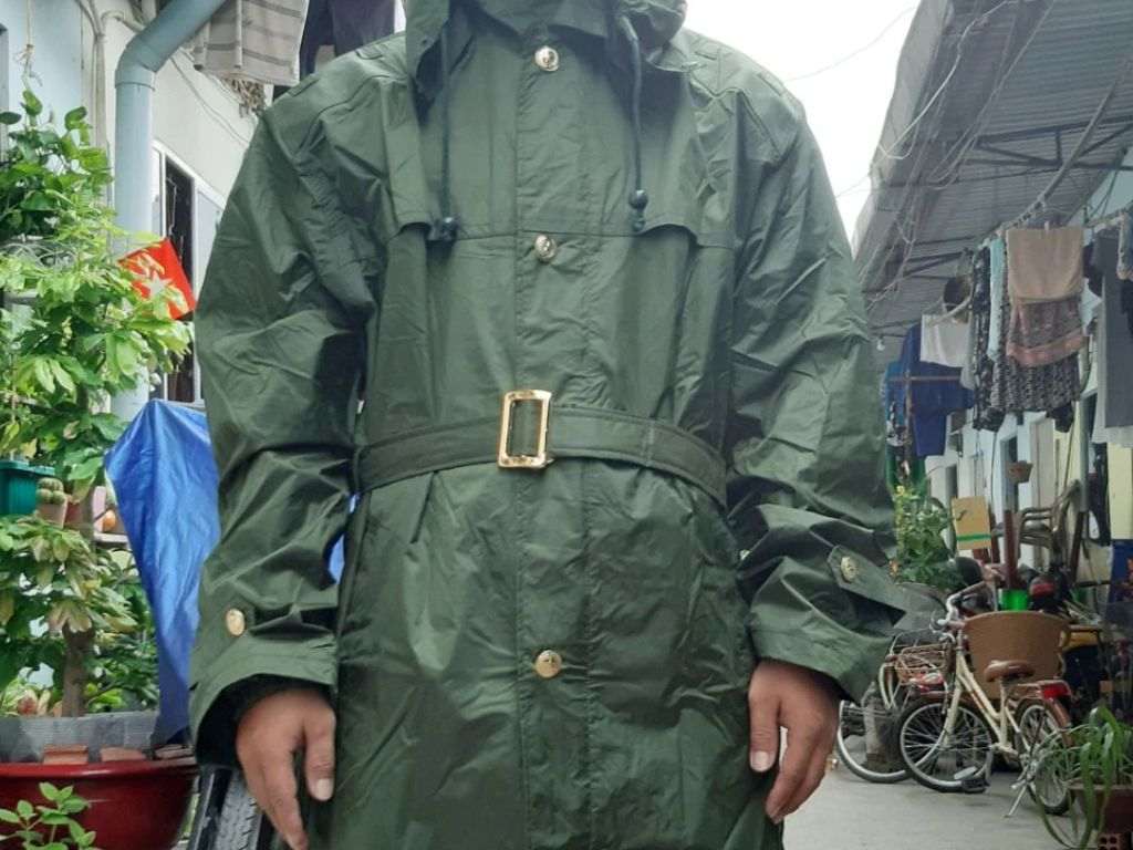 Là một bộ trang phục bao gồm áo và quần đi mưa