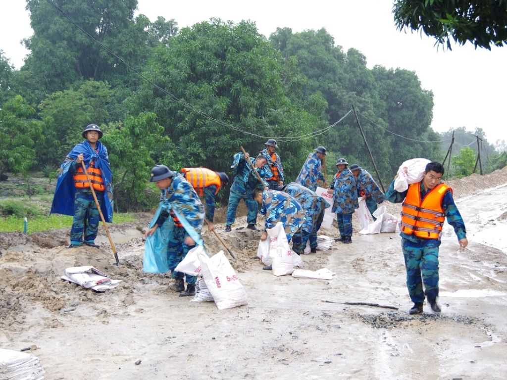 Công nhân làm việc trên biển có thể dùng quần áo mưa quân nhu