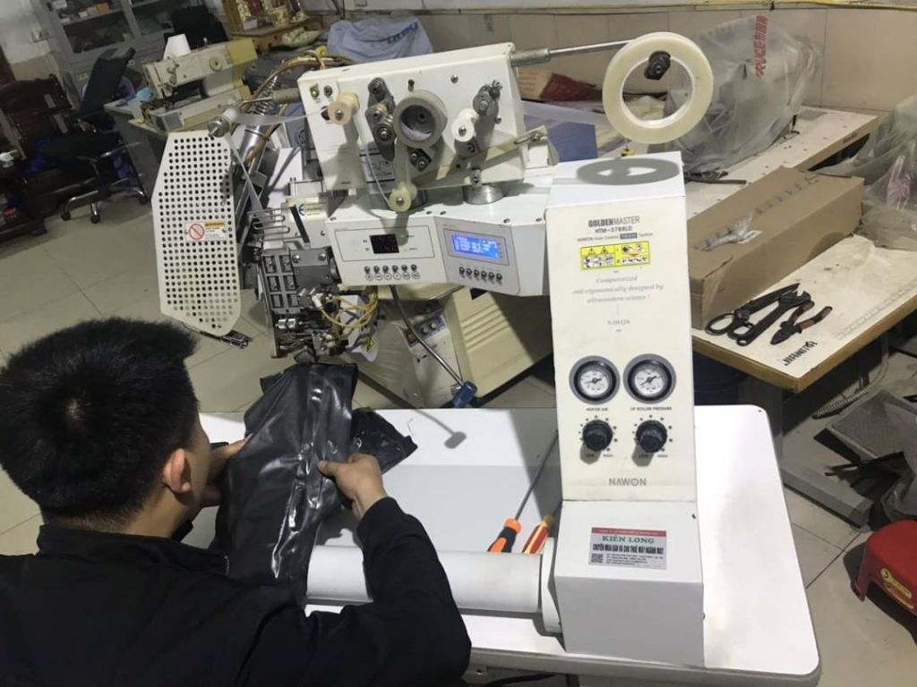 Đường ép seam là yêu cầu bắt buộc với kỹ thuật cao trên áo mưa quân nhu