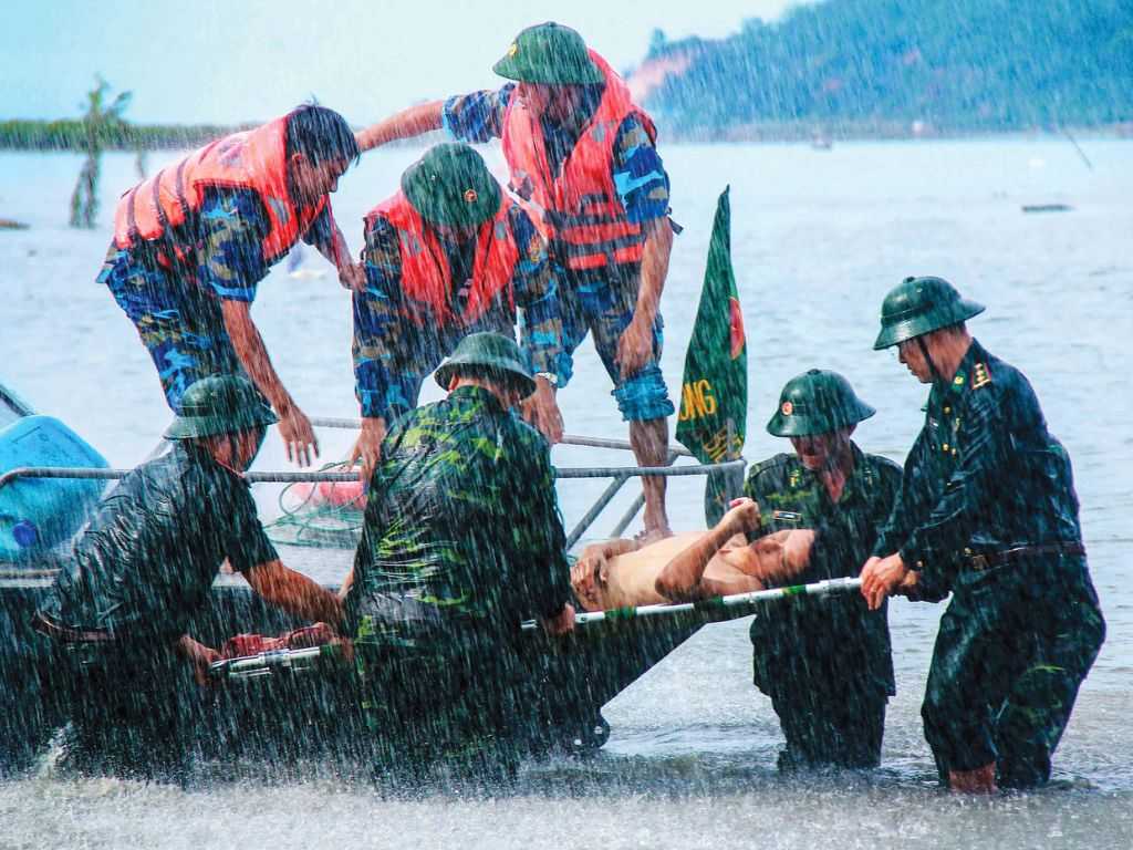 Một số mẫu áo mưa quân đội có thể được thiết kế đơn giản